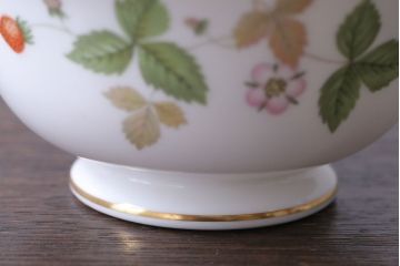 中古　イギリスWedgwood(ウェッジウッド) ワイルドストロベリー　カップ&ソーサー2客(洋食器)
