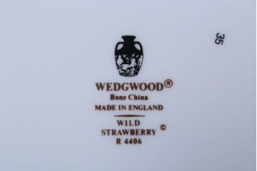 アンティーク雑貨　中古　イギリスWedgwood(ウェッジウッド) ワイルドストロベリー　スーププレート2枚セット(洋食器)