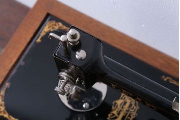 アンティーク雑貨　和製アンティーク　LEAD(リード)　小振りな手回しミシン