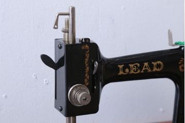 アンティーク雑貨　和製アンティーク　LEAD(リード)　小振りな手回しミシン