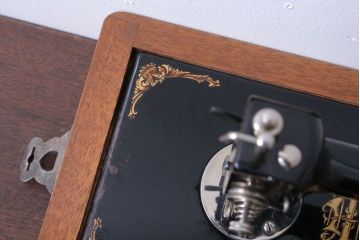 アンティーク雑貨　和製アンティーク　LEAD(リード)　小振りな手回しミシン