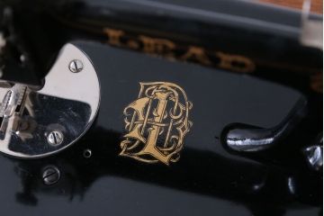 アンティーク雑貨　和製アンティーク　LEAD(リード)　小振りな手回しミシン