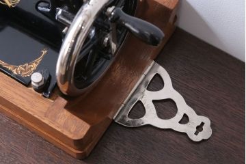 アンティーク雑貨　和製アンティーク　LEAD(リード)　小振りな手回しミシン