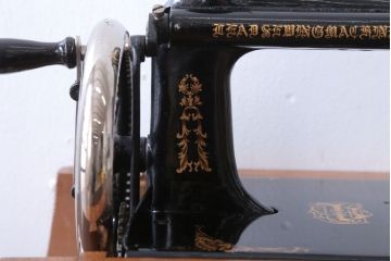 アンティーク雑貨　和製アンティーク　LEAD(リード)　小振りな手回しミシン