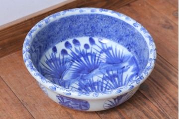 アンティーク雑貨　古民具・骨董　明治期　微塵唐草　菖蒲の図　染付深鉢(伊万里、窓絵、皿)