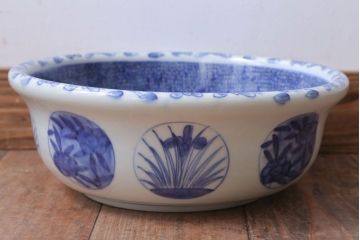 アンティーク雑貨　古民具・骨董　明治期　微塵唐草　菖蒲の図　染付深鉢(伊万里、窓絵、皿)