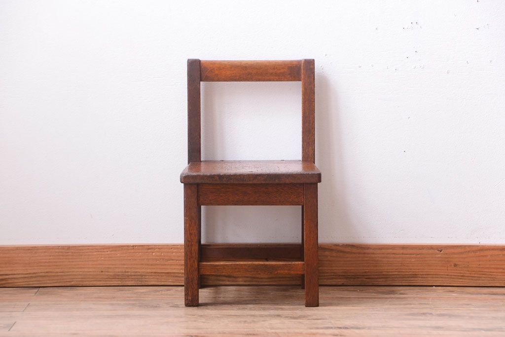レトロ家具　和製アンティーク　素朴でレトロな古い木製の小ぶりな椅子(チェア)