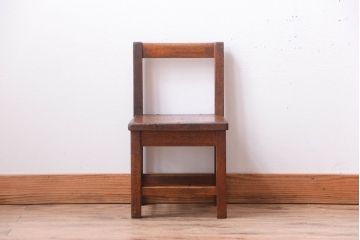 レトロ家具　和製アンティーク　素朴でレトロな古い木製の小ぶりな椅子(チェア)