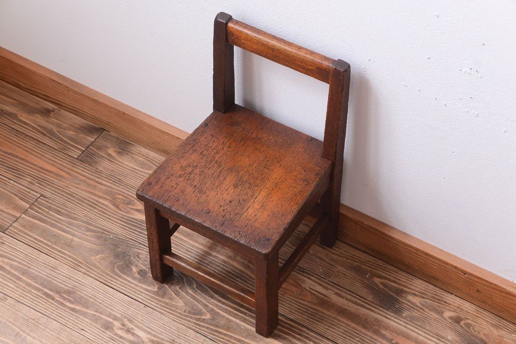 レトロ家具　和製アンティーク　素朴でレトロな古い木製の小ぶりな椅子(チェア)