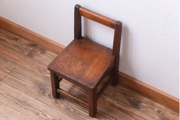 レトロ家具　和製アンティーク　素朴でレトロな古い木製の小ぶりな椅子(チェア)