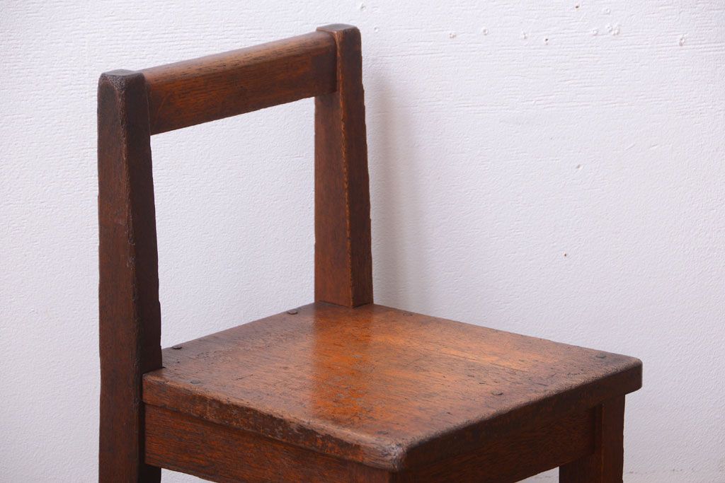 レトロ家具　和製アンティーク　素朴でレトロな古い木製の小ぶりな椅子(チェア)