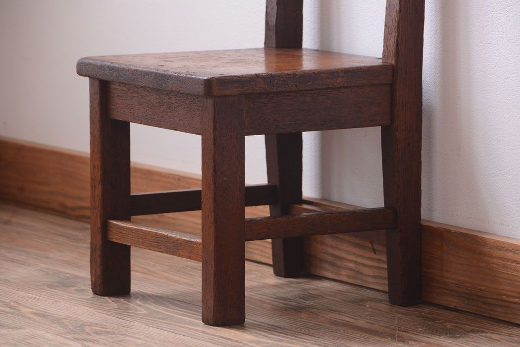 レトロ家具　和製アンティーク　素朴でレトロな古い木製の小ぶりな椅子(チェア)