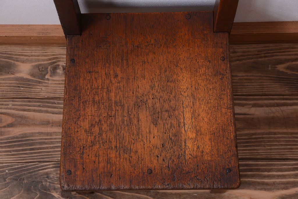 レトロ家具　和製アンティーク　素朴でレトロな古い木製の小ぶりな椅子(チェア)