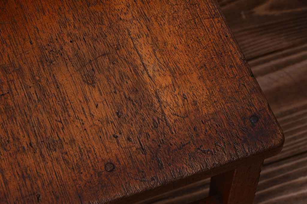 レトロ家具　和製アンティーク　素朴でレトロな古い木製の小ぶりな椅子(チェア)