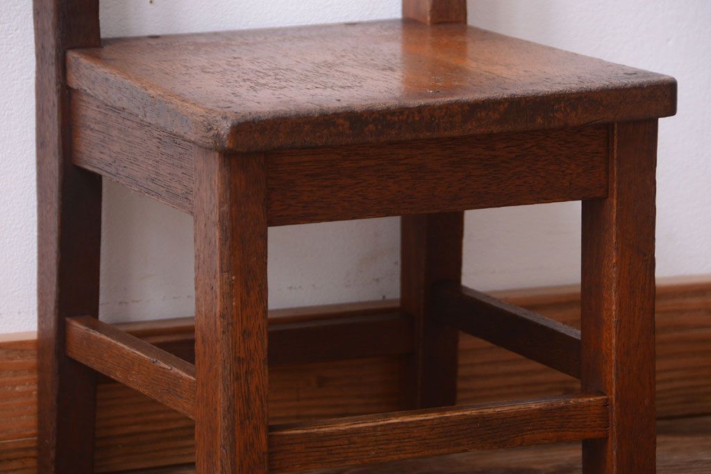 レトロ家具　和製アンティーク　素朴でレトロな古い木製の小ぶりな椅子(チェア)