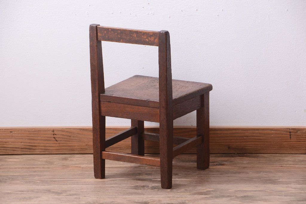 レトロ家具　和製アンティーク　素朴でレトロな古い木製の小ぶりな椅子(チェア)