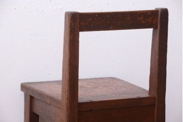 レトロ家具　和製アンティーク　素朴でレトロな古い木製の小ぶりな椅子(チェア)