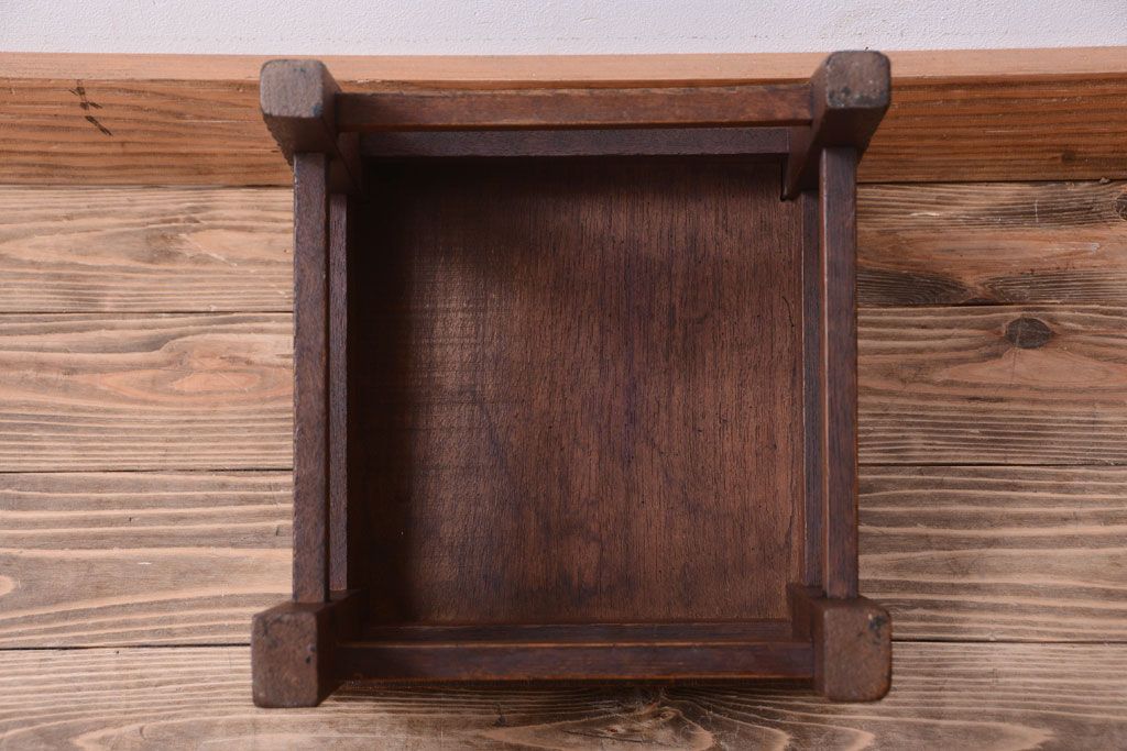 レトロ家具　和製アンティーク　素朴でレトロな古い木製の小ぶりな椅子(チェア)