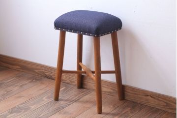 レトロ家具　和製アンティーク　古い木のレトロなクッション座面角スツール(3)