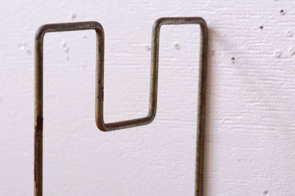 レトロ家具　昭和レトロ　シンプルなアンティークワイヤー本立て