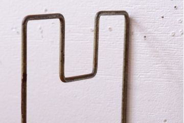 レトロ家具　昭和レトロ　シンプルなアンティークワイヤー本立て