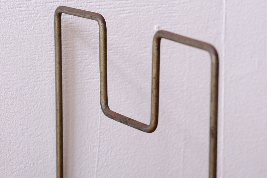 レトロ家具　昭和レトロ　シンプルなアンティークワイヤー本立て