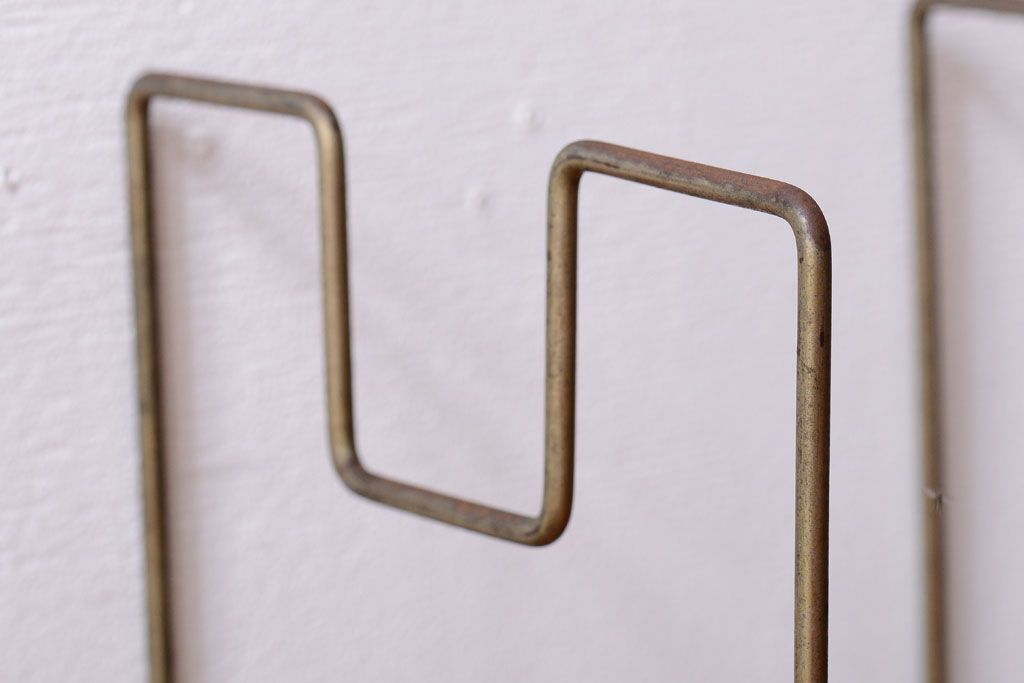 レトロ家具　昭和レトロ　シンプルなアンティークワイヤー本立て