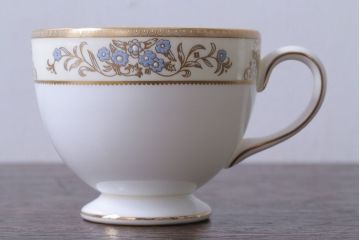 アンティーク雑貨　中古　イギリスWedgwood(ウェッジウッド)　Cliveden(クリブデン)シリーズ　カップ&ソーサー2客セット(洋食器)