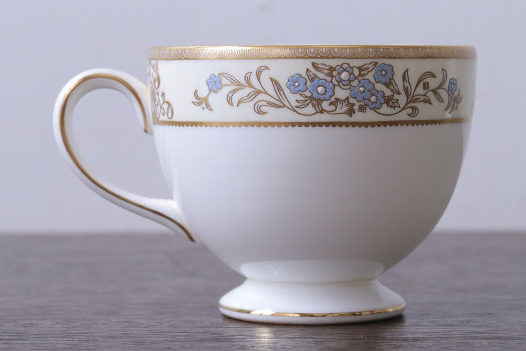 アンティーク雑貨　中古　イギリスWedgwood(ウェッジウッド)　Cliveden(クリブデン)シリーズ　カップ&ソーサー2客セット(洋食器)
