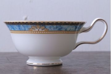 アンティーク雑貨　中古　イギリスWedgwood(ウェッジウッド)　Curzon(カーゾン)シリーズ　カップ&ソーサー3客セット(1)(洋食器)