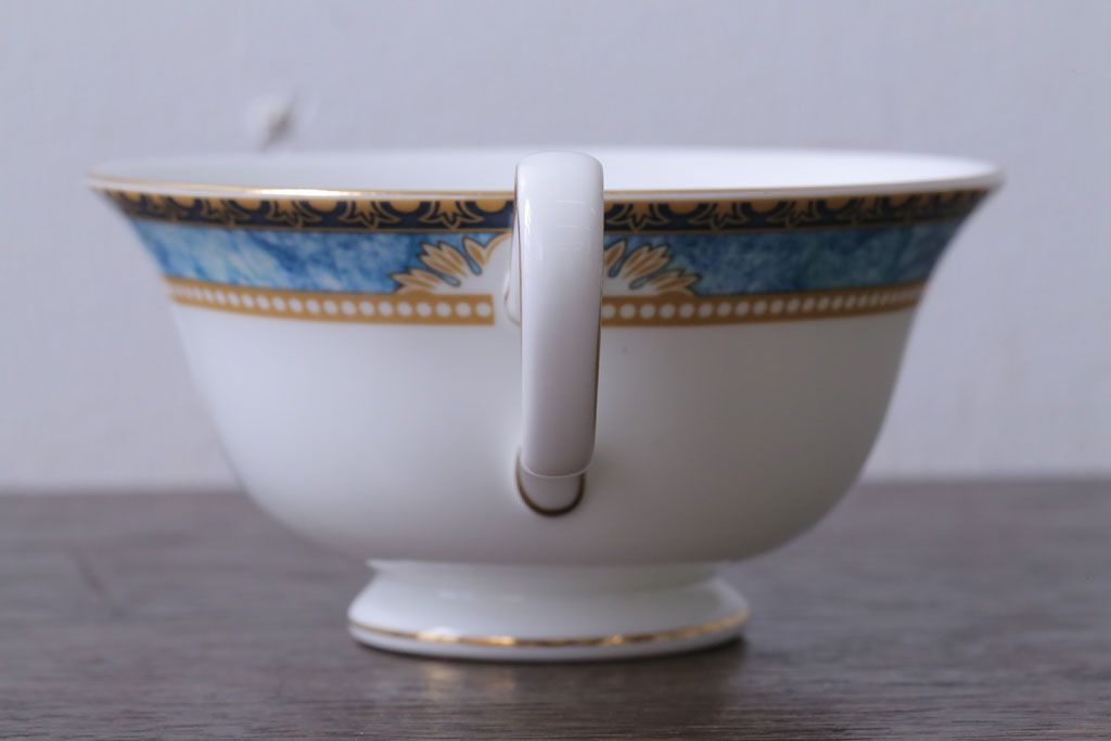 アンティーク雑貨　中古　イギリスWedgwood(ウェッジウッド)　Curzon(カーゾン)シリーズ　カップ&ソーサー3客セット(1)(洋食器)