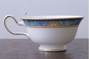 アンティーク雑貨　中古　イギリスWedgwood(ウェッジウッド)　Curzon(カーゾン)シリーズ　カップ&ソーサー3客セット(1)(洋食器)