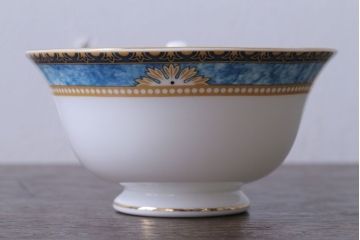 アンティーク雑貨　中古　イギリスWedgwood(ウェッジウッド)　Curzon(カーゾン)シリーズ　カップ&ソーサー3客セット(1)(洋食器)