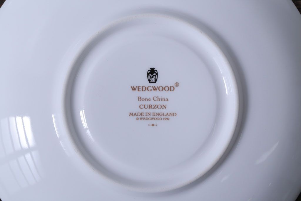 アンティーク雑貨　中古　イギリスWedgwood(ウェッジウッド)　Curzon(カーゾン)シリーズ　カップ&ソーサー3客セット(1)(洋食器)