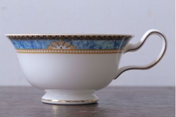 アンティーク雑貨　中古　イギリス　Wedgwood(ウェッジウッド)　Curzon(カーゾン)シリーズ　カップ&ソーサー3客セット(2)(洋食器)