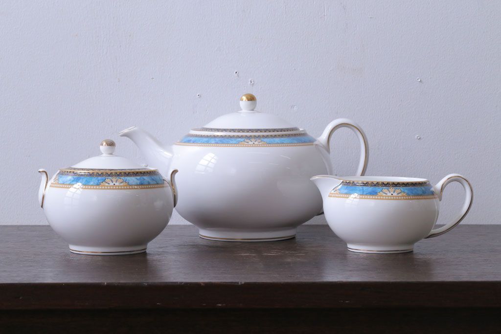 アンティーク雑貨　中古　イギリスWedgwood(ウェッジウッド)　Curzon(カーゾン)シリーズ　ポット・シュガー・クリーマー3点セット(洋食器)