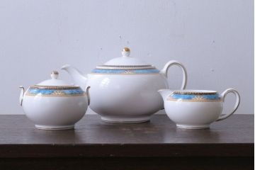アンティーク雑貨　中古　イギリスWedgwood(ウェッジウッド)　Curzon(カーゾン)シリーズ　ポット・シュガー・クリーマー3点セット(洋食器)