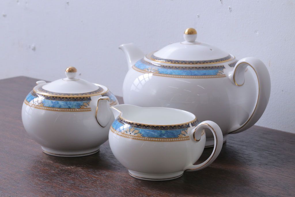アンティーク雑貨　中古　イギリスWedgwood(ウェッジウッド)　Curzon(カーゾン)シリーズ　ポット・シュガー・クリーマー3点セット(洋食器)