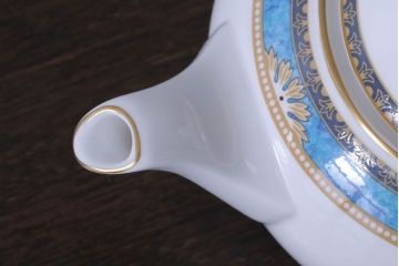 アンティーク雑貨　中古　イギリスWedgwood(ウェッジウッド)　Curzon(カーゾン)シリーズ　ポット・シュガー・クリーマー3点セット(洋食器)