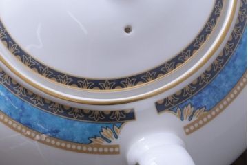 アンティーク雑貨　中古　イギリスWedgwood(ウェッジウッド)　Curzon(カーゾン)シリーズ　ポット・シュガー・クリーマー3点セット(洋食器)