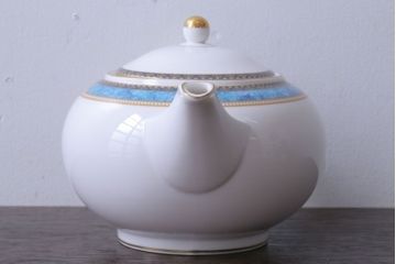 アンティーク雑貨　中古　イギリスWedgwood(ウェッジウッド)　Curzon(カーゾン)シリーズ　ポット・シュガー・クリーマー3点セット(洋食器)