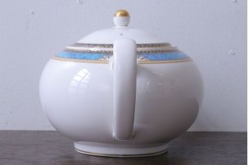 アンティーク雑貨　中古　イギリスWedgwood(ウェッジウッド)　Curzon(カーゾン)シリーズ　ポット・シュガー・クリーマー3点セット(洋食器)