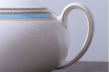 アンティーク雑貨　中古　イギリスWedgwood(ウェッジウッド)　Curzon(カーゾン)シリーズ　ポット・シュガー・クリーマー3点セット(洋食器)