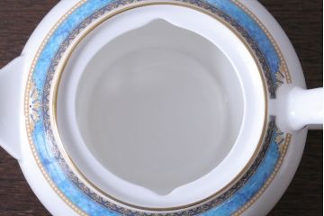 アンティーク雑貨　中古　イギリスWedgwood(ウェッジウッド)　Curzon(カーゾン)シリーズ　ポット・シュガー・クリーマー3点セット(洋食器)