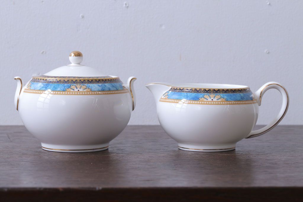アンティーク雑貨　中古　イギリスWedgwood(ウェッジウッド)　Curzon(カーゾン)シリーズ　ポット・シュガー・クリーマー3点セット(洋食器)