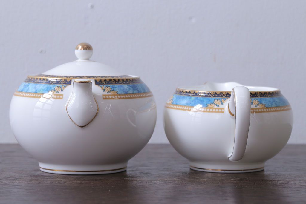アンティーク雑貨　中古　イギリスWedgwood(ウェッジウッド)　Curzon(カーゾン)シリーズ　ポット・シュガー・クリーマー3点セット(洋食器)