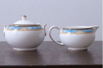 アンティーク雑貨　中古　イギリスWedgwood(ウェッジウッド)　Curzon(カーゾン)シリーズ　ポット・シュガー・クリーマー3点セット(洋食器)