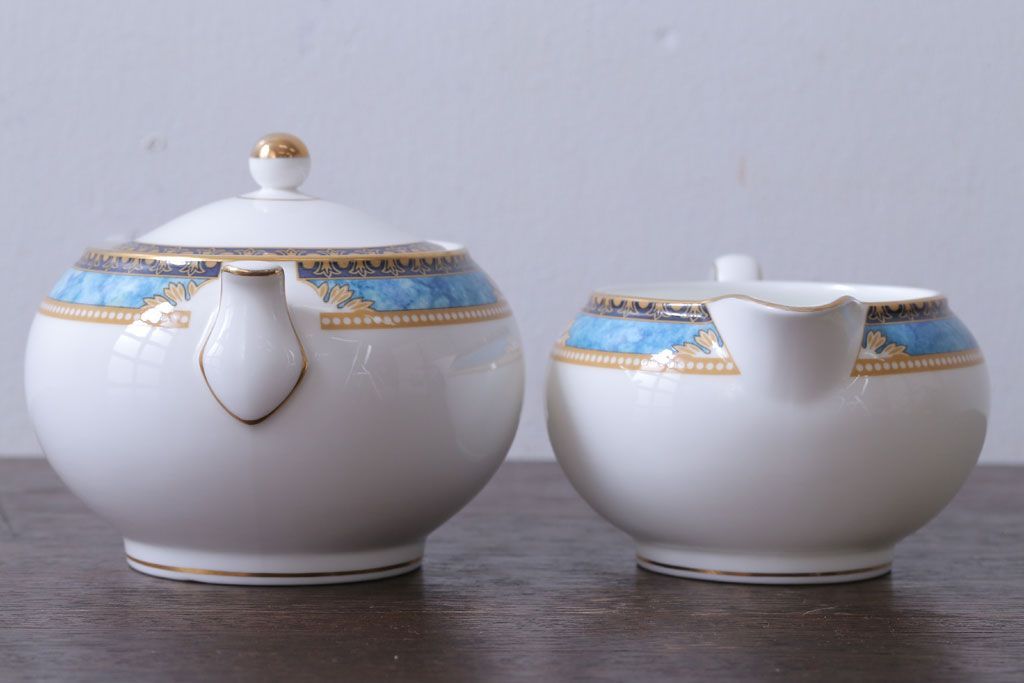 アンティーク雑貨　中古　イギリスWedgwood(ウェッジウッド)　Curzon(カーゾン)シリーズ　ポット・シュガー・クリーマー3点セット(洋食器)