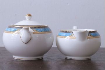 アンティーク雑貨　中古　イギリスWedgwood(ウェッジウッド)　Curzon(カーゾン)シリーズ　ポット・シュガー・クリーマー3点セット(洋食器)