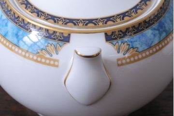 アンティーク雑貨　中古　イギリスWedgwood(ウェッジウッド)　Curzon(カーゾン)シリーズ　ポット・シュガー・クリーマー3点セット(洋食器)